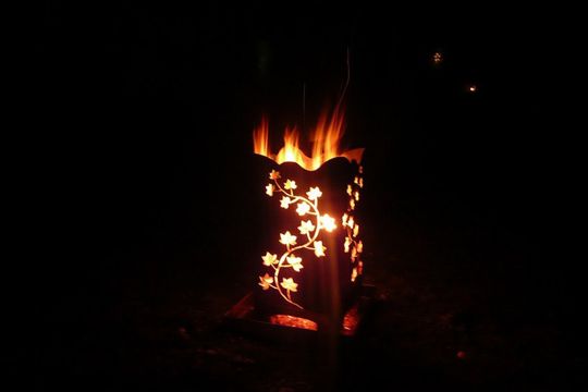Feuersäule in der Nacht